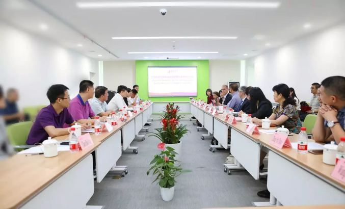 美國(guó)醫(yī)療專(zhuān)家走進(jìn)西安國(guó)際醫(yī)學(xué)中心，開(kāi)展國(guó)際醫(yī)療合作