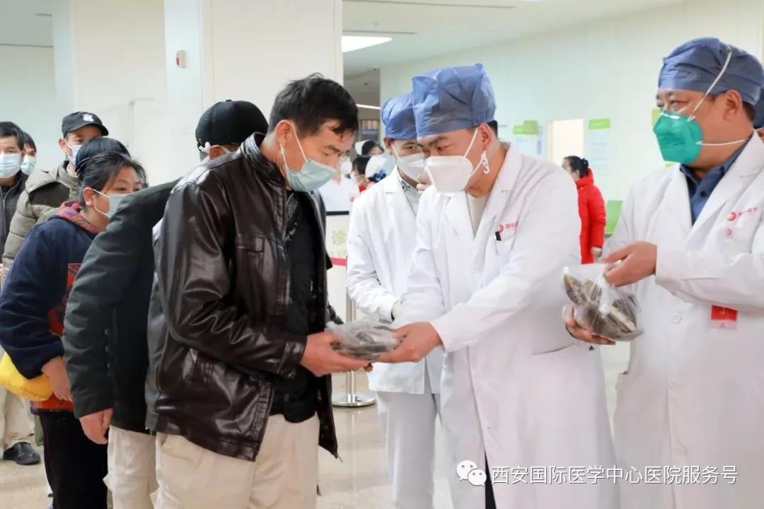 央視新聞移動網——積極應對新型冠狀病毒感染的肺炎疫情 西安國際醫(yī)學中心醫(yī)院免費贈送中藥制劑