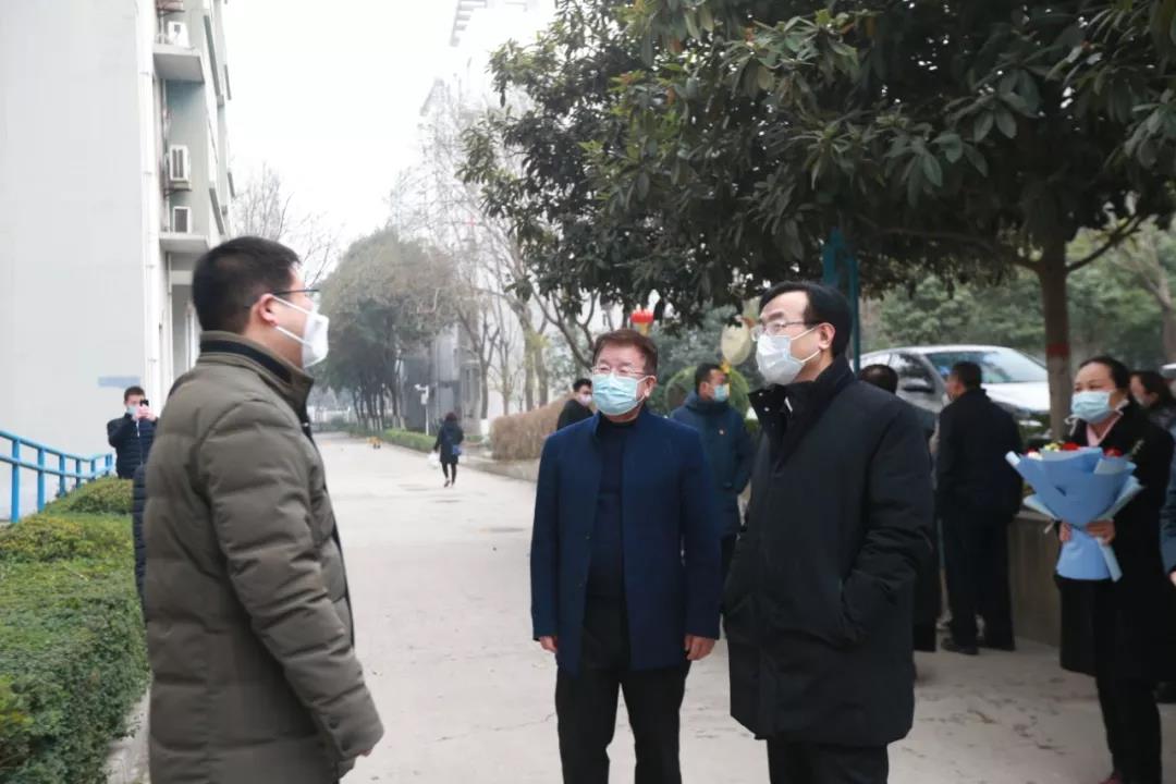 鐘洪江書(shū)記慰問(wèn)我院支援武漢醫(yī)護(hù)人員家屬