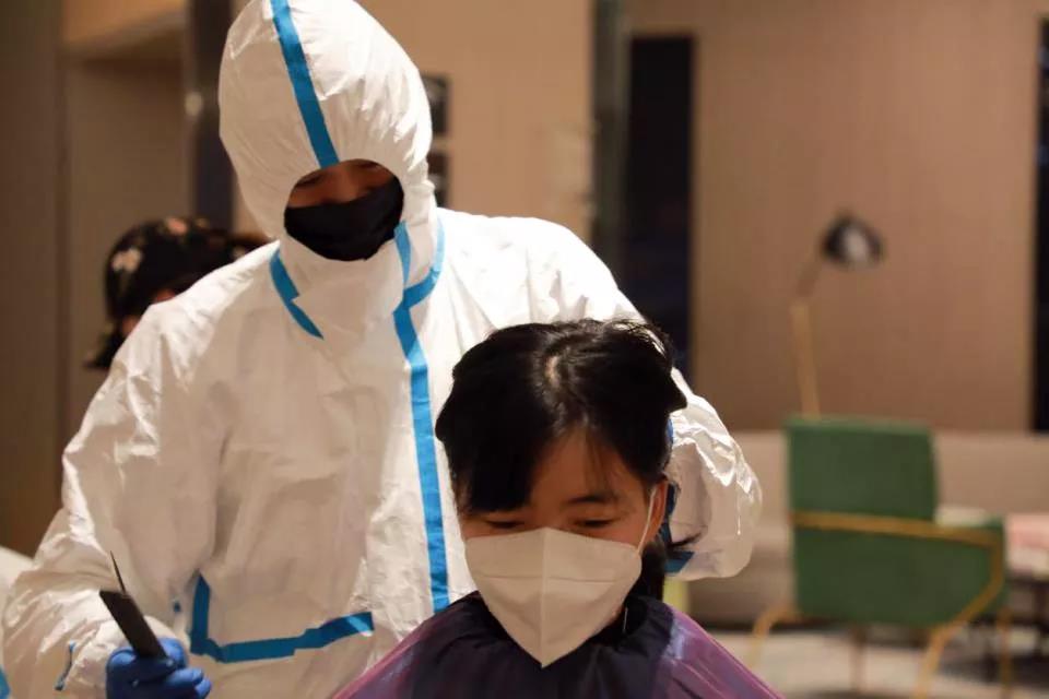 100多位赴武漢醫(yī)療隊(duì)女隊(duì)員“削”掉秀發(fā) ——武漢市委秘書(shū)長(zhǎng)說(shuō)，疫情過(guò)去一定為你們請(qǐng)功！