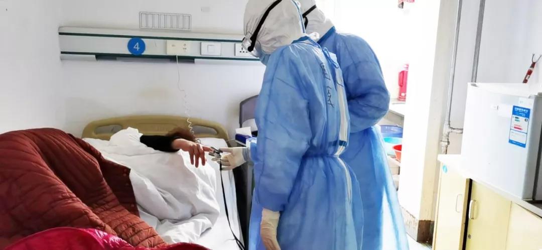 贊！醫(yī)護(hù)人員用方言為患者加油打氣