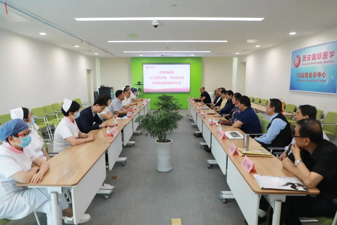 書法送祝福 筆墨贊英雄——西安高新區(qū)黨工委宣傳部、書法家協(xié)會(huì)一行致敬最美逆行者