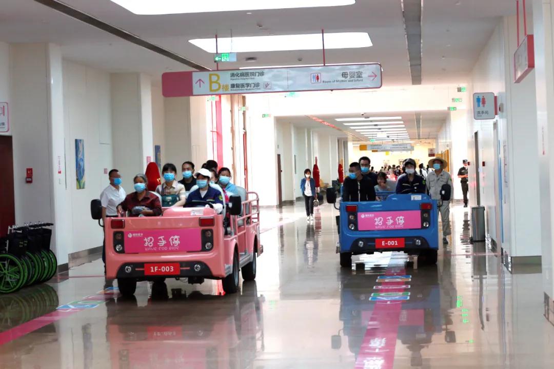 曖心“招手?！背蔀獒t(yī)院一道亮麗的風(fēng)景線