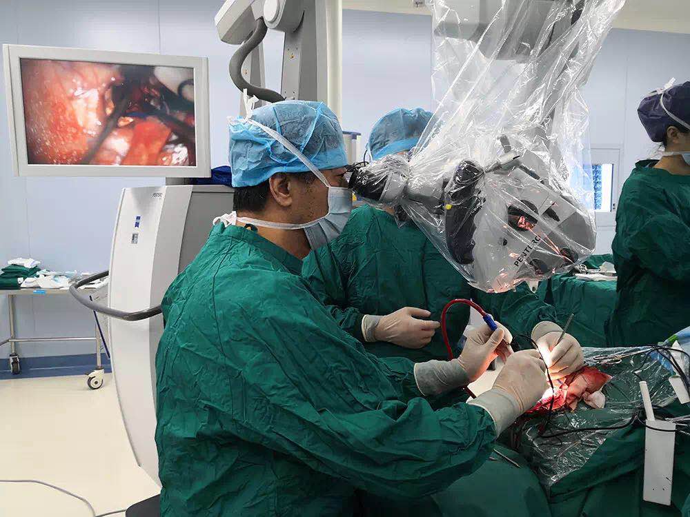 當13歲的小患者遇到“醫(yī)學大咖”——西安國際醫(yī)學中心神經(jīng)外科成功完成首例高難度顱內(nèi)腫瘤切除術(shù)