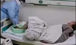 護(hù)士賀煥夜班為行動不便患者洗腳