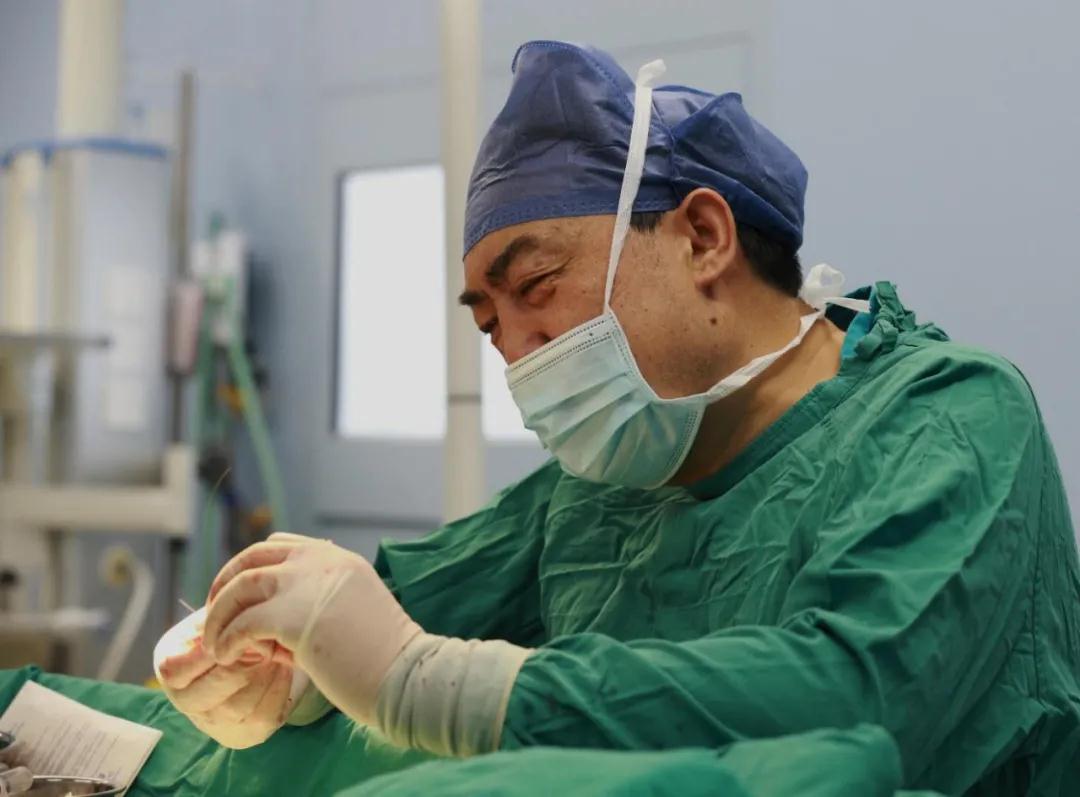 “中國器官再造第一人”郭樹忠教授用三根肋骨雕刻成“耳朵”！