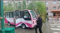 暖心！醫(yī)院下雨天安排擺渡車