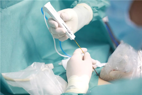 針尖上的絕絕子①｜從重慶到西安，23歲的姑娘只為了這件事……周曉東和他的超聲團(tuán)隊