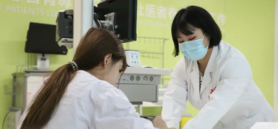 出院手續(xù)床前辦理，“移動(dòng)結(jié)算車”便民又惠民！