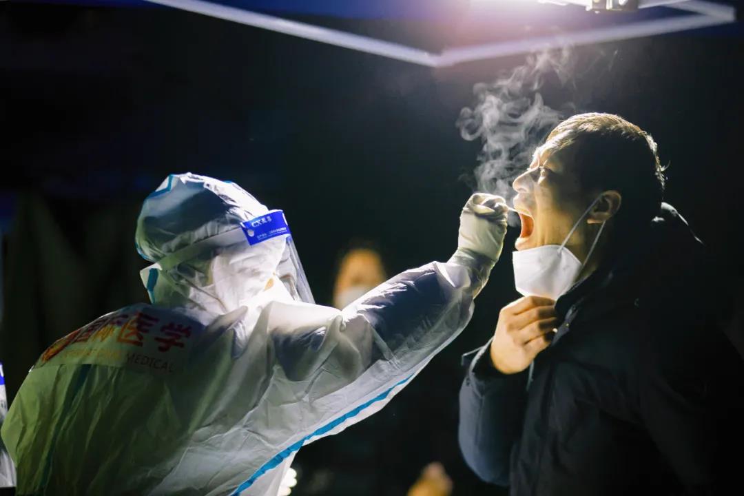 270 萬+！凍紅的手、蹲下的背影，看哭了......