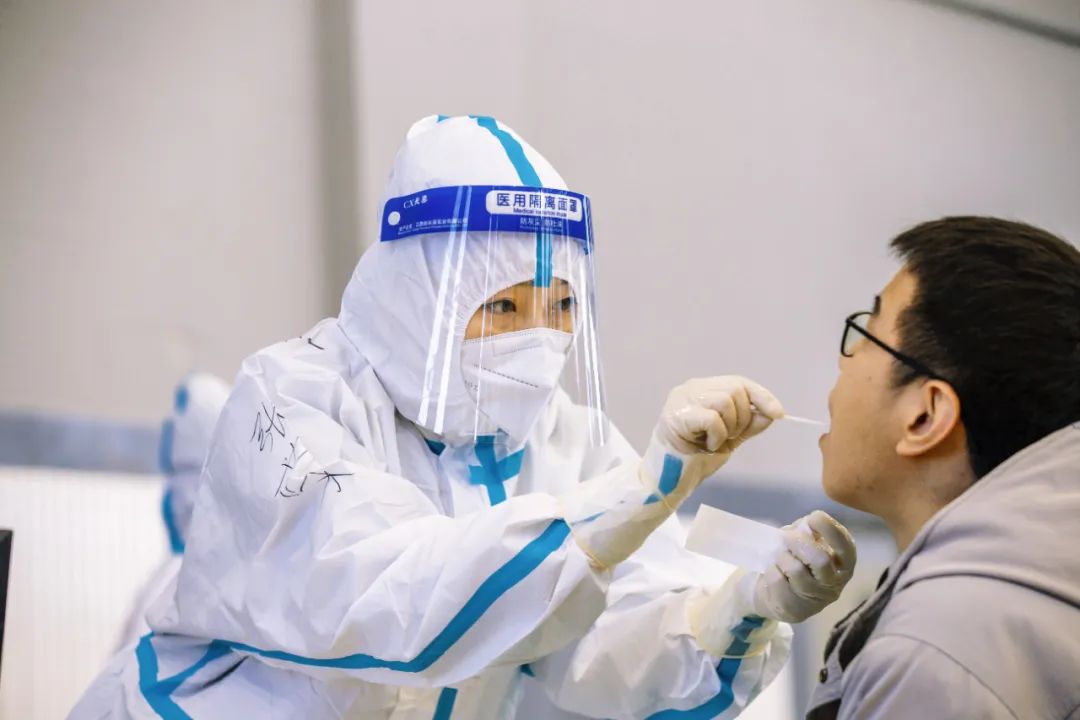 感冒和新冠肺炎有啥不同？