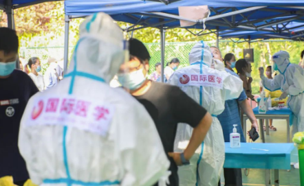 泡白的雙手，濕透的衣服，高溫天氣下的這些“大白”讓人心疼