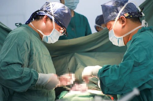 復(fù)診首日，市民排隊(duì)掃碼，有序就診……