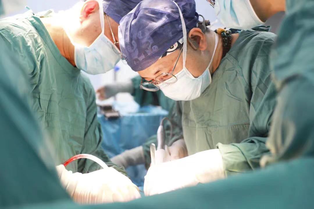 “小小”痔瘡?fù)蝗话l(fā)難，壯年小伙兒直呼救命！