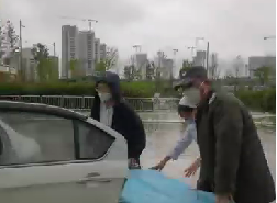 大雨天突遇車禍，從安保到醫(yī)護人員接力營救