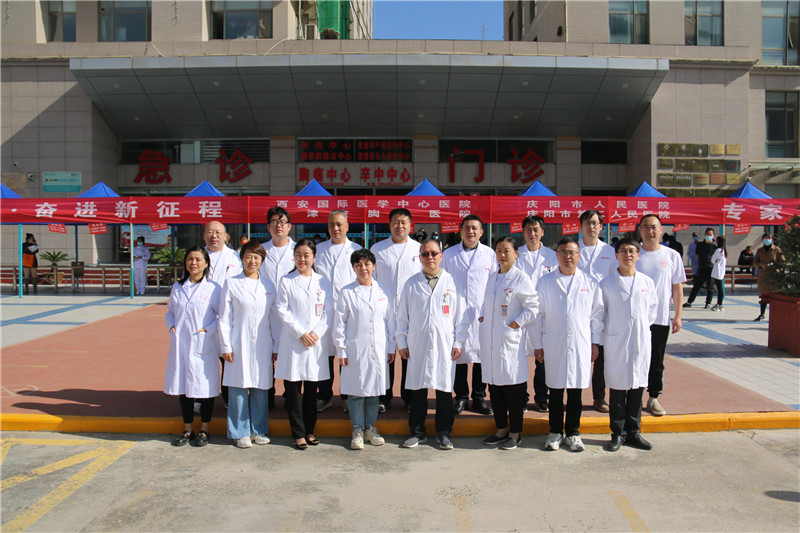 患者現(xiàn)場(chǎng)送錦旗—我院義診專(zhuān)家團(tuán)隊(duì)走進(jìn)紅色教育基地甘肅省華池縣