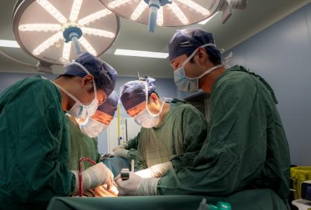 4小時(shí)的手術(shù)，消外一科從七旬患者體內(nèi)取出哈密瓜大小的腫瘤