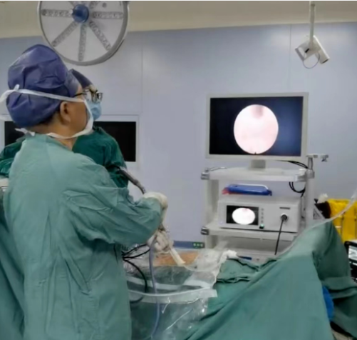 胸椎管狹窄，他把手術(shù)傷口由10公分縮小至7毫米