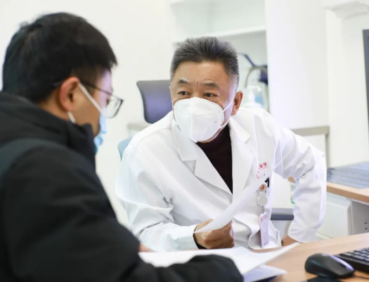 他們?nèi)找箞?jiān)守，為患者照亮就診之路