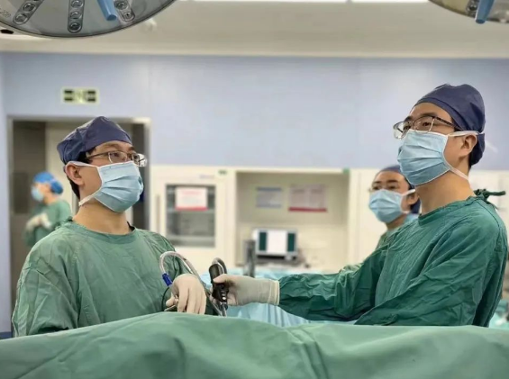 一劈為二！這臺(tái)微創(chuàng)手術(shù)為他清除了“不速之客”