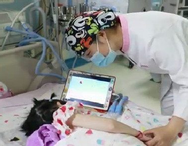 六一兒童節(jié)，ICU內(nèi)醫(yī)護(hù)為小患者扎辮子