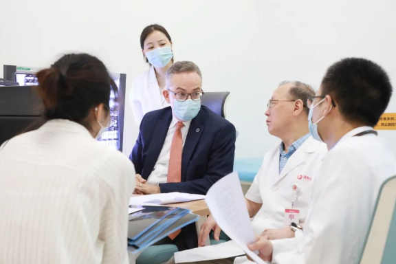 門診、查房、學(xué)術(shù)交流……全美排名第一的妙佑醫(yī)療國際專家團(tuán)隊(duì)參與“首屆國際醫(yī)學(xué)高峰論壇”國際診療日活動(dòng)