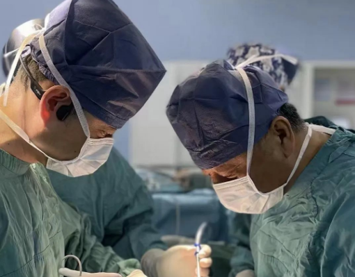 這臺手術(shù)，只有他......