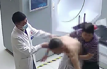 驚險(xiǎn)！患者險(xiǎn)些跌倒，醫(yī)生跳過(guò)治療床扶患者