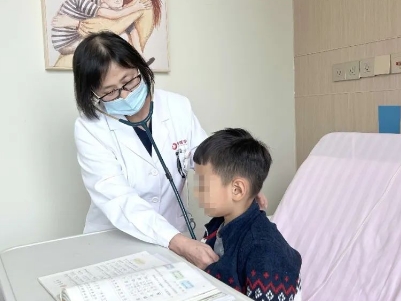 支原體肺炎來了！住院扎堆，學(xué)習(xí)桌搬到病房，孩子邊寫作業(yè)邊打點(diǎn)滴