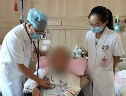 多次渡過(guò)險(xiǎn)關(guān)，身患重疾的92歲老人在醫(yī)院度過(guò)了四個(gè)不平凡的生日