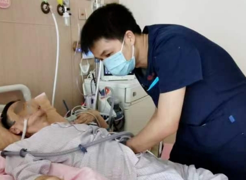 從呼吸困難到放聲歌唱，年近古稀的他用2個(gè)多月實(shí)現(xiàn)了……