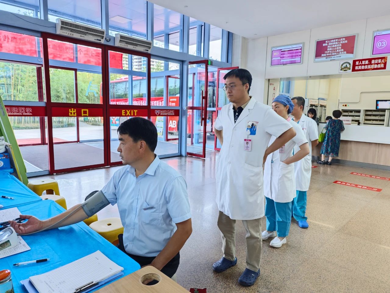 點(diǎn)亮生命之光——我院開展無償獻(xiàn)血活動