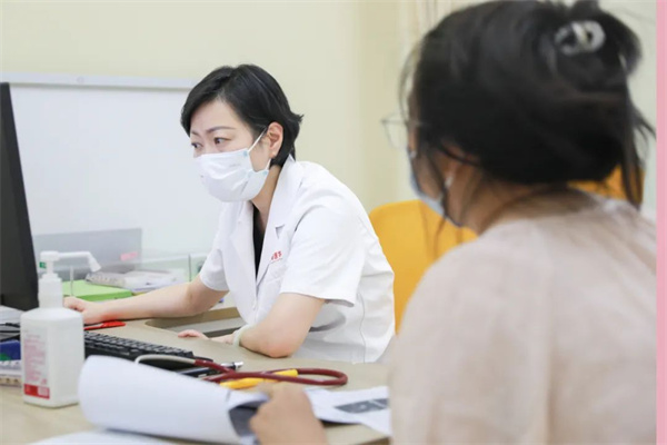 生長發(fā)育、視力矯治、泌尿外科……暑假未到，兒科門診已排起長隊