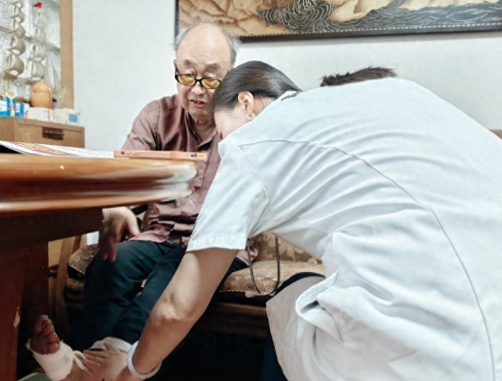 西安國(guó)際醫(yī)學(xué)中心醫(yī)院康養(yǎng)志愿上門服務(wù)溫暖老兵心